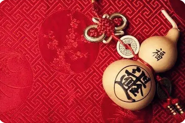 命局上以土为配偶星，然年支丑为七杀偏官不缺异性缘_九紫运八字算命