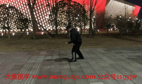 算命生辰八字：比劫旺而煞无力时，往往容易破财有是非（实例）(图3)