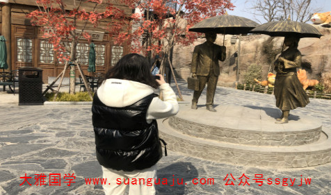 周易算命​：命里有靠山的八字女命 贵人星多可逢凶化吉（图文）